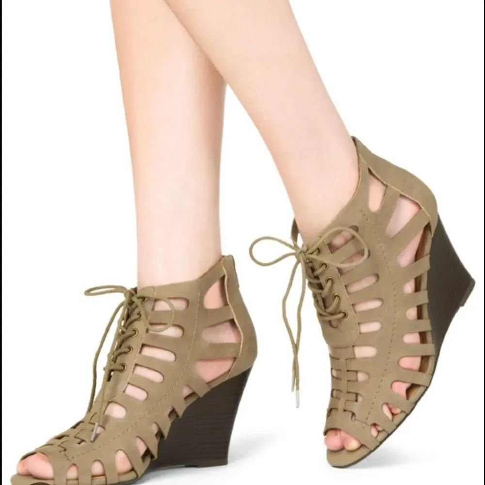 CHARLOTTE RUSSE CUTOUT DESIGN DETAILS BLOCK HEEL LACE-UP CLOSURE SANDAL